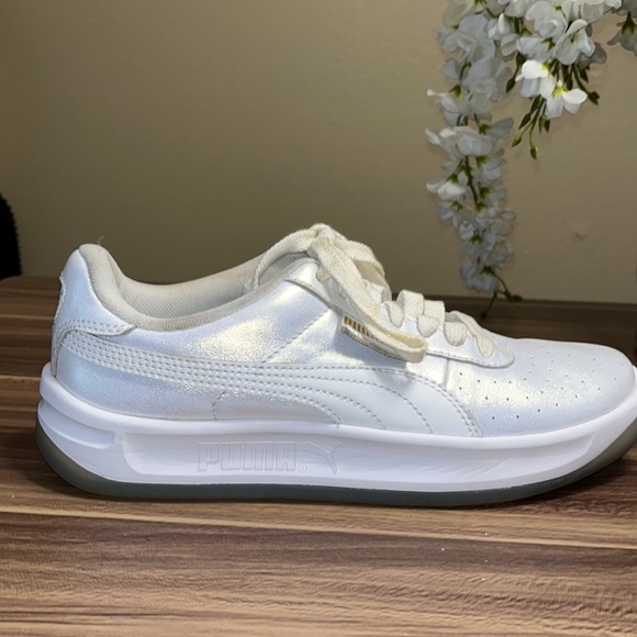 Puma white shimmery sneakers. - Picture 4 of 14